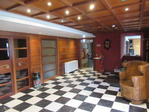Hotel La Casona de Lupa, San Juan de Pi&ntilde;era, Cudillero, Spanien, Empfangshalle mit Sitzgelegenheiten, Doppelt&uuml;r zur Treppe und Durchgang Rezeption