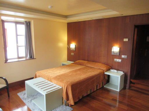 Hotel La Casona de Lupa, San Juan de Pi&ntilde;era, Cudillero, Spanien, Zimmer 151 mit Doppelbett, Kofferablage, Fenster, Holzverkleidung, Beleuchtung und Nachttische