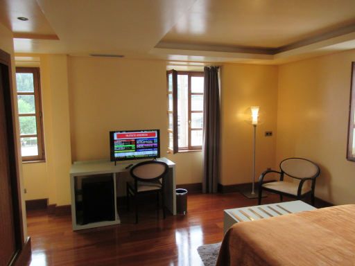 Hotel La Casona de Lupa, San Juan de Pi&ntilde;era, Cudillero, Spanien, Zimmer 151 mit Schreibtisch, Flachbildfernseher, Stuhl, lautlosen K&uuml;hlschrank, Schrank und Fenster