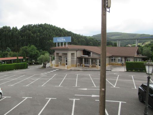 Hotel La Casona de Lupa, San Juan de Pi&ntilde;era, Cudillero, Spanien, Ausblick auf den Parkplatz und die Autobahnbr&uuml;cke