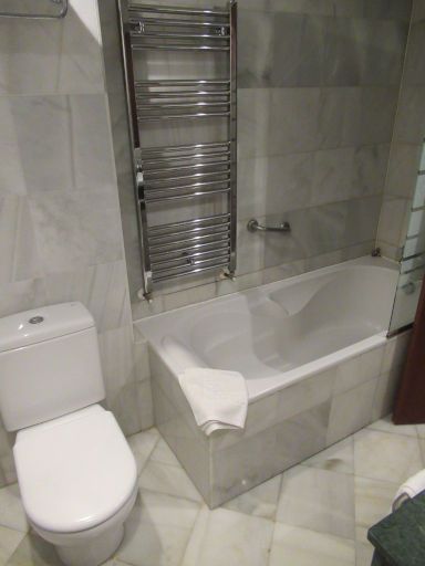 Hotel La Casona de Lupa, San Juan de Pi&ntilde;era, Cudillero, Spanien, Bad mit WC, Heizk&ouml;rper, Badewanne und Dusche