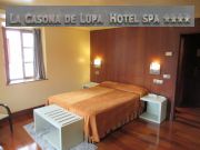 Hotel La Casona de Lupa, San Juan de Pi&ntilde;era, Cudillero, Spanien, Zimmer 151 mit Doppelbett, Kofferablage, Fenster, Holzverkleidung, Beleuchtung und Nachttische