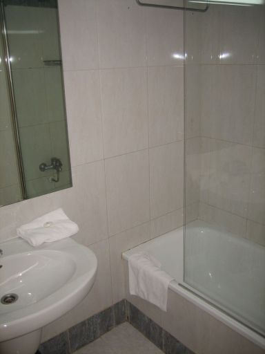 Hotel Maritimo, Ibiza Stadt, Figueretas, Ibiza, Spanien, Bad mit Waschbecken und großer Dusche/kleiner Badewanne