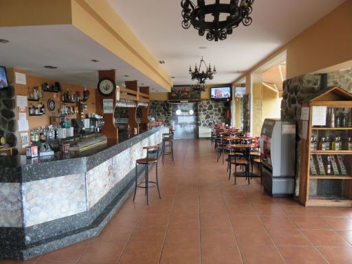 Hotel Medulio, Las Médulas, Spanien, Empfangshalle mit Caféteria und Rezeption