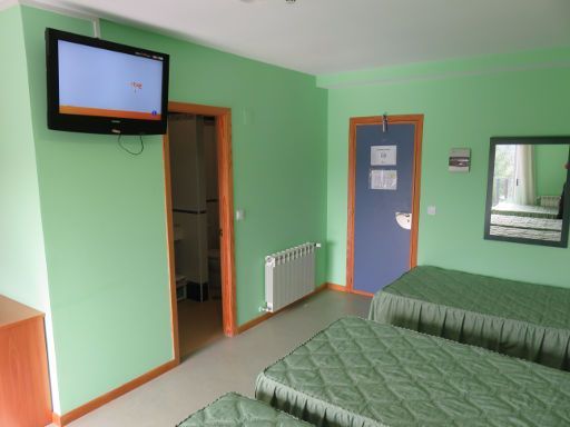 Hotel Medulio, Las Médulas, Spanien, Zimmer 218 mit Badezimmertür, Heizkörper und Eingangstür