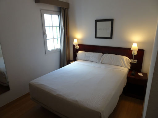 Hotel Menorca Patricia, Ciutadella, Menorca, Spanien, Zimmer 307 mit Doppelbett, Fenster, Vorhänge und Nachttischbeleuchtung