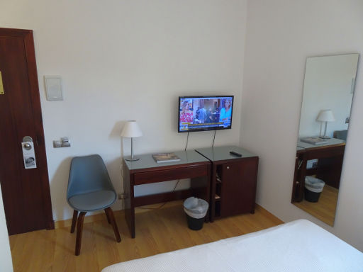Hotel Menorca Patricia, Ciutadella, Menorca, Spanien, Zimmer 307 mit Eingangstür, Stuhl, Schreibtisch, lautlosen Kühlschrank, Flachbildfernseher und Wandspiegel