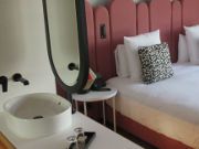 Hotel Mercure Lugo Centro, Lugo, Spanien, Zimmer 215 mit Spiegel, Waschbecken, Doppelbett, Leseleuchten, Nachttisch und Fenster