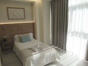 Hotel O Náutico, Laxe, Spanien, Zimmer 31 mit Tür zum Bad, Einzelbett, Leseleuchte und Nachttisch