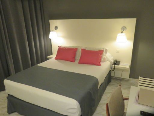 Hotel Parque Las Palmas, Gran Canaria, Spanien, Zimmer 406 mit Doppelbett, Nachttischleuchten, lichtdichte Vorhänge, Kofferablage und Tisch mit Stuhl