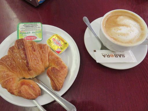 Pensión México P.R., Santiago de Compostela, Spanien, Frühstück Croissant und Kaffee im Sport Café