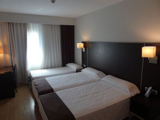 Hotel Plazaola, Irurtzun, Spanien, Zimmer 216 mit drei Einzelbetten, Fenster, Vorhänge und Nachttischbeleuchtung