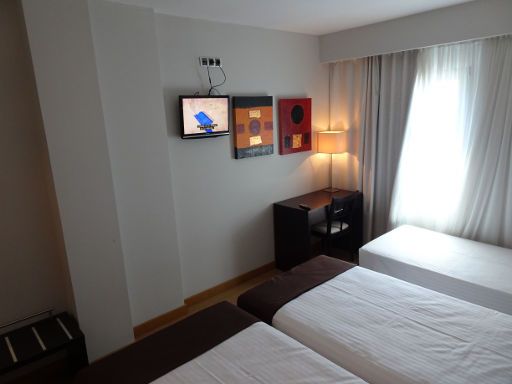 Hotel Plazaola, Irurtzun, Spanien, Zimmer 216 mit Kofferablage, Flachbildfernseher, Tisch, Stuhl und Fenster