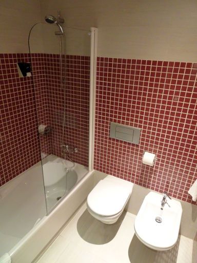 Hotel Plazaola, Irurtzun, Spanien, Bad mit Badewanne, Dusche, WC und WD