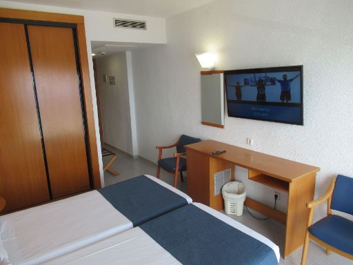 Hotel Poseidón Playa, Benidorm, Spanien, Zimmer 705 mit Kofferablage, Klimaanlage, Wandspiegel, Flachbildfernseher, lautloser Kühlschrank, Tisch und Stühle