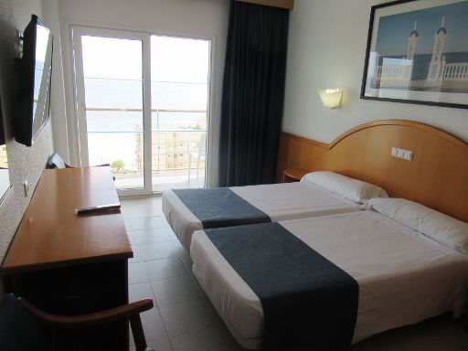 Hotel Poseidón Playa, Benidorm, Spanien, Zimmer 705 mit Glasschiebetür zum Balkon