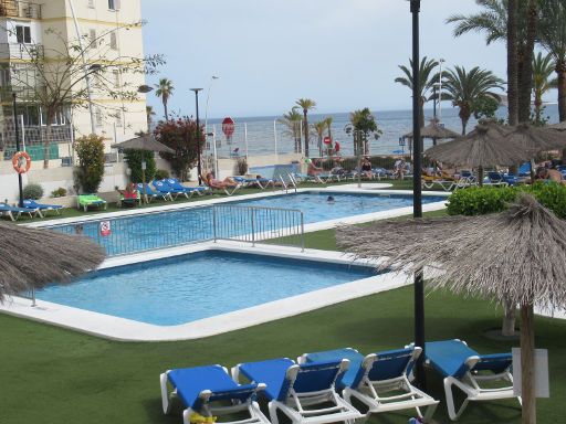 Hotel Poseidón Playa, Benidorm, Spanien, kleines und großes Schwimmbecken mit Liegen und Sonnenschirmen