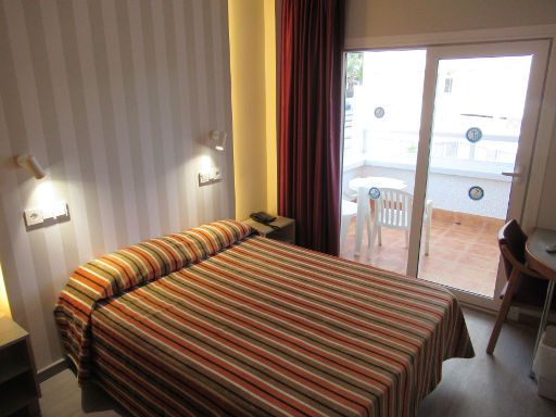 Poseidón Resort, Benidorm, Spanien, Doppelzimmer 334 mit großem Bett, Leseleuchten, Nachttisch, Balkon, Stuhl und Tisch