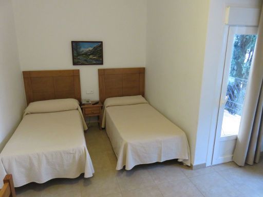 Hotel Residencia Miami Torremolinos, Spanien, Zimmer 10 mit zwei Einzelbetten, Telefon und Balkontür