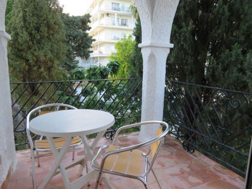 Hotel Residencia Miami Torremolinos, Spanien, Balkon mit Tisch und zwei Stühle