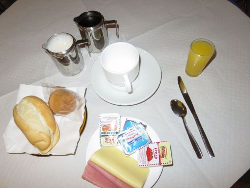 Hotel Residencia Miami, Torremolinos, Spanien, Frühstück mit Kaffee, heiße Milch, Brötchen, Muffin, Käse, Schinken, Pfirsichmarmelade, Erdbeermarmelade, Butter und Orangensaft