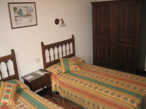 Hotel Residencia Sol, Benicarlo, Spanien, zwei Betten, Schrank