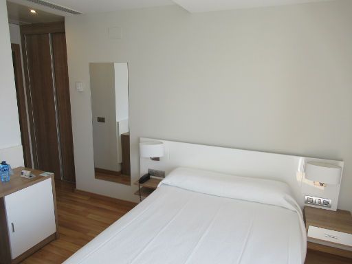 RH Bayren Hotel & Spa, Gandía, Spanien, Einzelzimmer 520 mit großem Bett, Einbauschrank mit Mini Safe, Wandspiegel, Schreibtisch mit Kühlschrank, Klimaanlage und Nachttischleuchten