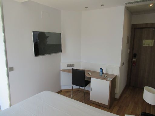 RH Bayren Hotel & Spa, Gandía, Spanien, Zimmer 520 mit Tür zum Bad, Flachbildfernseher, Schreibtisch, Stuhl und Eingangstür