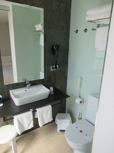 RH Bayren Hotel & Spa, Gandía, Spanien, Bad mit Waschtisch und WC