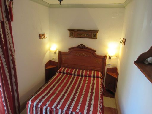 Hotel Rosa, Dénia, Spanien, Einzelzimmer 107 mit großem Bett, Leseleuchten und Nachttisch