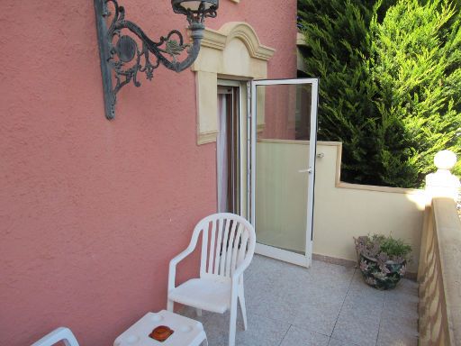 Hotel Rosa, Dénia, Spanien, großer Balkon mit zwei Stühlen und Tisch