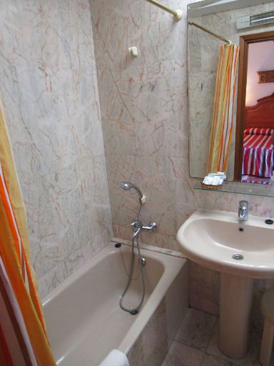 Hotel Rosa, Dénia, Spanien, Bad mit Badewanne / Dusche und Waschtisch