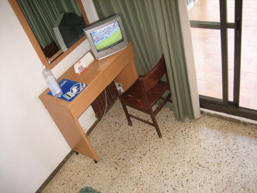 Hotel Samba Lloret de Mar, Spanien, Einzelzimmer mit kleinem TV, kleinem Tisch, Spiegel, Balkon