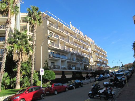 Hotel Samba Lloret de Mar, Spanien, Einzelzimmer mit kleinem TV, kleinem Tisch, Spiegel, Balkon