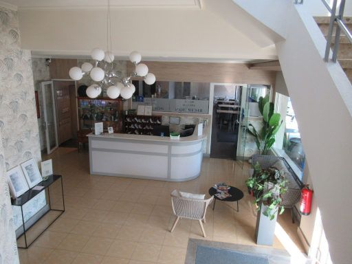 Hotel San Luis, Vilaboa, Spanien, Rezeption mit Durchgang zur Bar / Restaurant, Treppenaufgang und Fahrstuhl