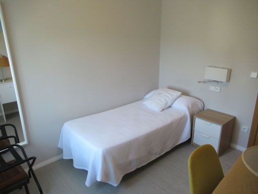 Hotel San Luis, Vilaboa, Spanien, Zimmer 307 mit Bett, Nachttisch, Leseleuchte, Wandspiegel und Kofferablage