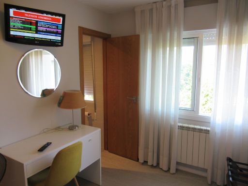 Hotel San Luis, Vilaboa, Spanien, Zimmer 307 mit Fernseher, Spiegel, Tisch, Stuhl, T&uuml;r zum Badezimmer, Fenster und Heizk&ouml;rper