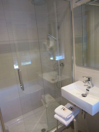 Hotel San Luis, Vilaboa, Spanien, Bad mit Regenschauerdusche und Waschbecken