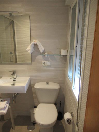 Hotel San Luis, Vilaboa, Spanien, Bad mit Waschbecken, WC und Fenster