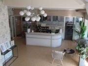 Hotel San Luis, Vilaboa, Spanien, Rezeption mit Durchgang zur Bar / Restaurant, Treppenaufgang und Fahrstuhl