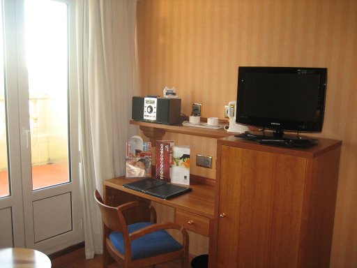 Hotel Senator Gran Vía 70 Spa 70 Spa, Madrid, Spanien, Zimmer 1010 mit kleinem Schreibtisch, Wasserkocher, Flachbildfernseher, Minibar, Balkontür