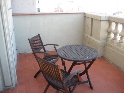 Hotel Senator Gran Vía 70 Spa 70 Spa, Madrid, Spanien, Zimmer 1010 mit Balkon, zwei Stühlen und Tisch