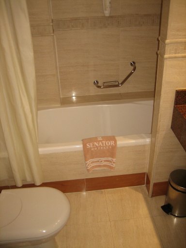 Hotel Senator Gran Vía 70 Spa 70 Spa, Madrid, Spanien, Badewanne mit Duschfunktion und WC