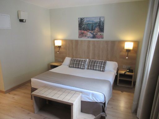 Hotel & Spa Real Villa Anayet, Canfranc-Estación, Spanien, Zimmer 317 mit Doppelbett, Nachtischleuchten, Leseleuchten, Nachttisch und Kofferablage