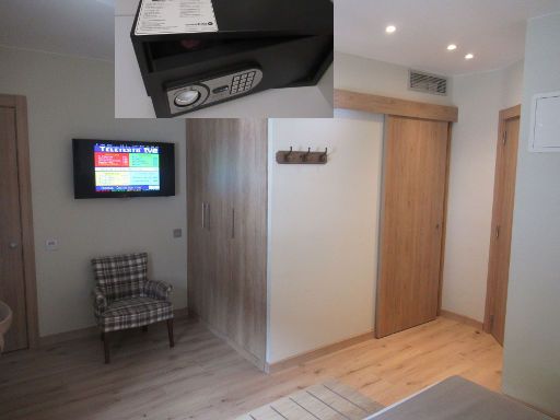 Hotel & Spa Real Villa Anayet, Canfranc-Estación, Spanien, Zimmer 317 mit Flachbildfernseher, Sessel, Wandschrank mit Minisafe, Klimaanlage, Schiebetür zum Bad und Eingangstür