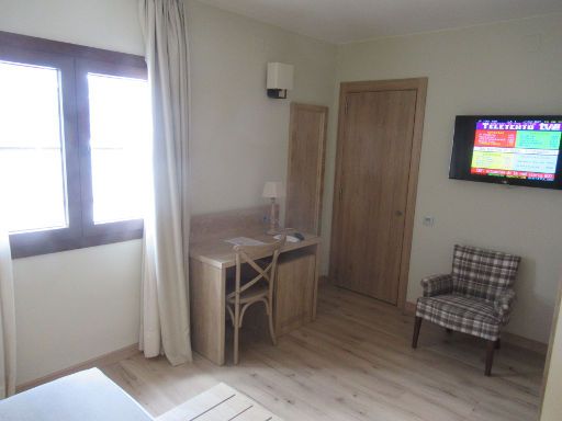 Hotel & Spa Real Villa Anayet, Canfranc-Estación, Spanien, Zimmer 317 mit Fenster, Tisch, Stuhl, lautlosen Kühlschrank, Wandspiegel und Tür zum Nachbarzimmer