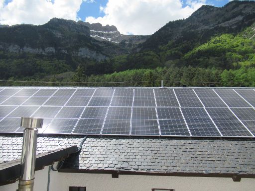 Hotel & Spa Real Villa Anayet, Canfranc-Estación, Spanien, Ausblick auf das Dach mit Photovoltaikanlage und die Berge