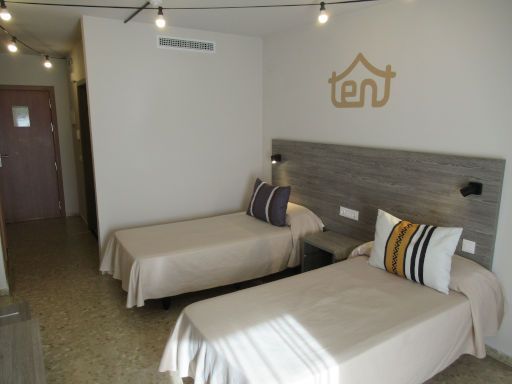 Hotel Tent, Torremolinos, Spanien, Zimmer 0131 mit Eingangst&uuml;r, Wand Badezimmer, Klimaanlage, zwei Betten, Nachttisch und Nachttischleuchten