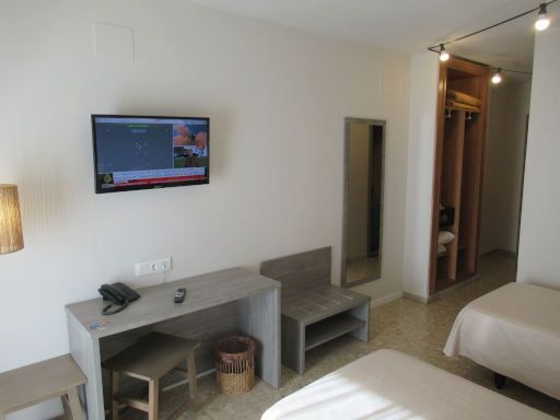 Hotel Tent, Torremolinos, Spanien, Zimmer 0131 mit Flachbildfernseher, Telefon, Tisch, Hocker, Kofferablage, Wandspiegel, offener Schrank, Minisafe