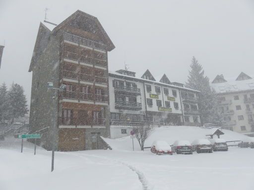 Hotel y Apartamentos Tirol, Formigal, Huesca, Spanien, Außenansicht vom kostenlosen Parkplatz